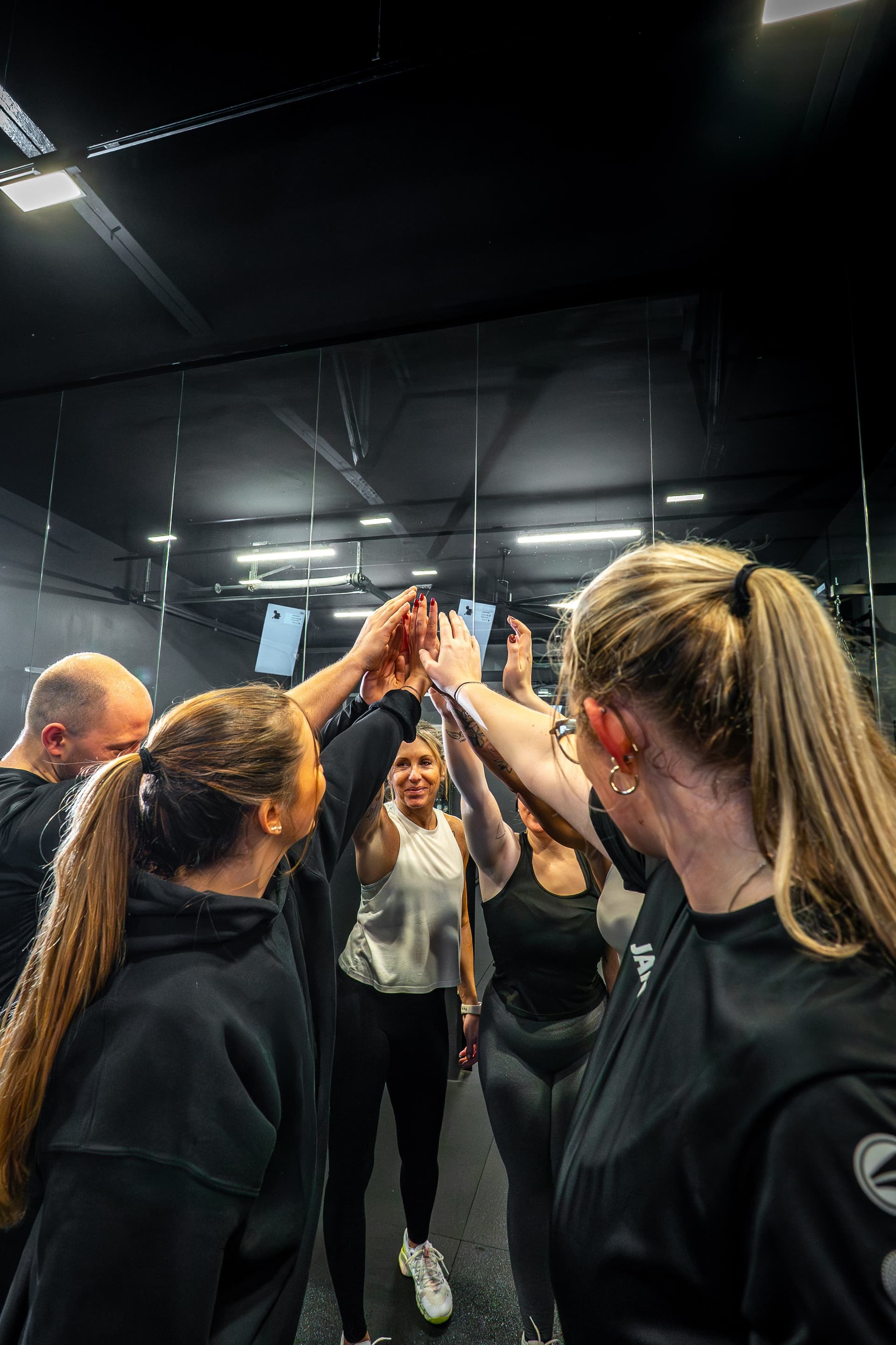 Team gibt sich High-Five nach dem Gruppentraining