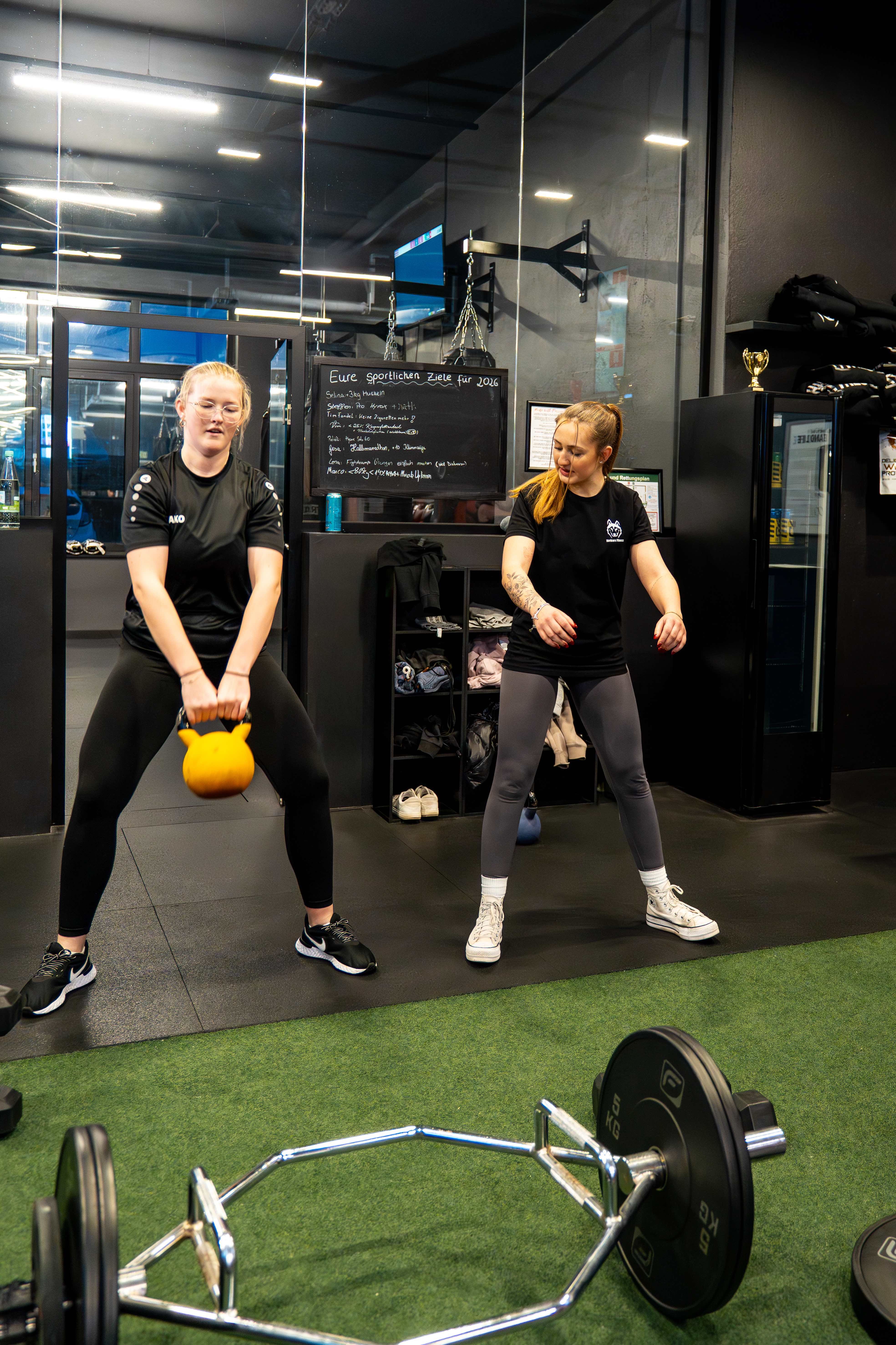 Kettlebell-Swing Training in der Gruppe mit Trainer
