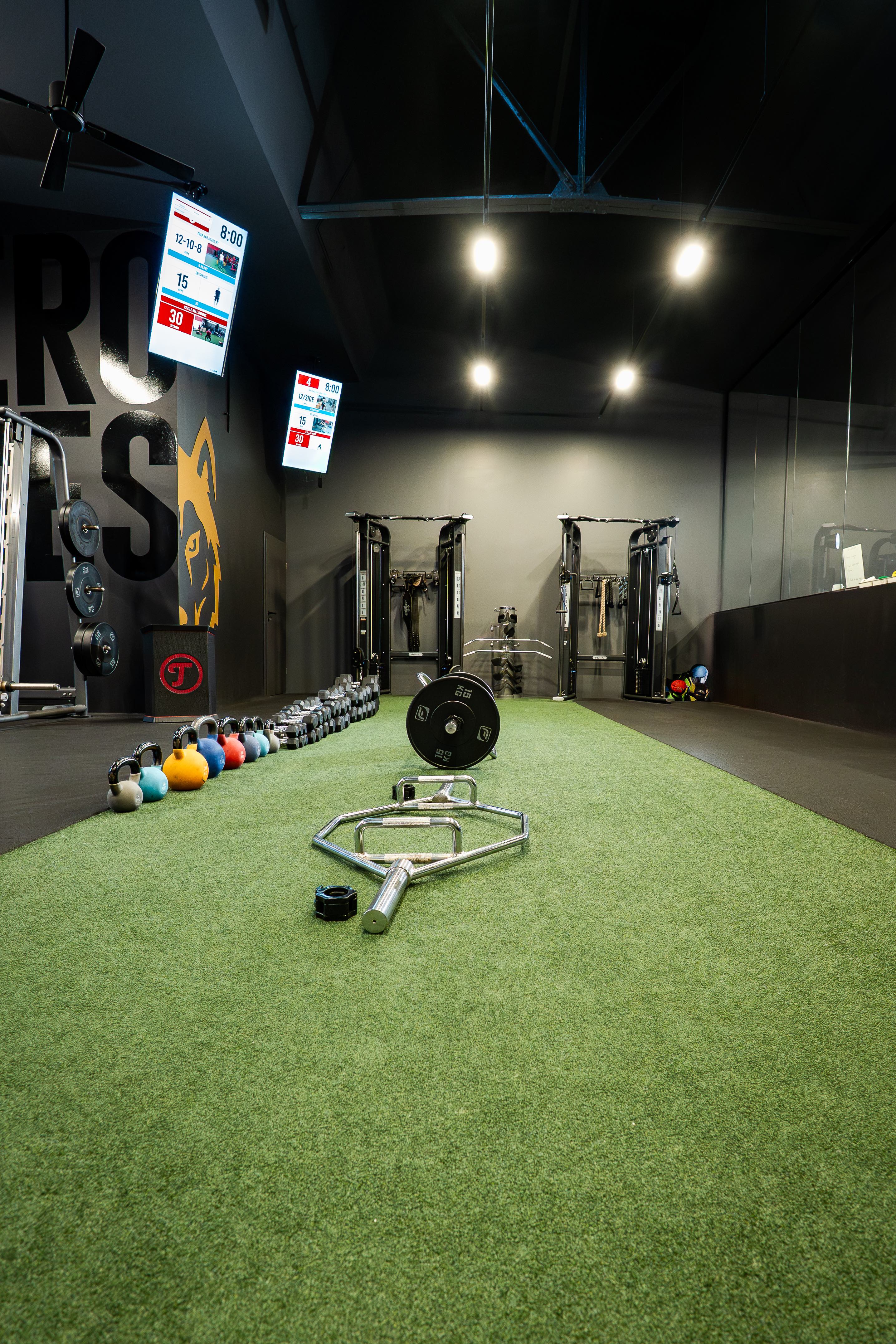 Moderne Trainingsfläche mit Funktionalbereich und professioneller Ausstattung